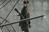 Soldado norte-coreano caminha com fuzil pendurado no ombro. (Foto: Ary News)