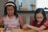 Isabela Melo e Gabriela Souza, ambas de 9 anos, durante estudo bíblico. (Foto: YouTube/Adventistas Sudeste)