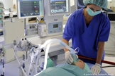 Imagem ilustrativa de enfermeira tratando paciente em hospital. (Foto: Picture-alliance/dpa/M. Becker)
