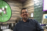 O pastor John Stout fundou o restaurante Ugly Heifer Grill, no Texas. (Foto: AG News)