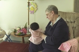Linda Owens, de 78 anos, é uma mãe adotiva temporária na Califórnia. (Foto: Reprodução/KPIX-TV)