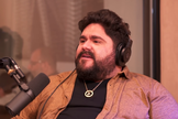 César Menotti durante entrevista com a apresentadora Djessi. (Foto: Reprodução/YouTube/Positivamente Podcast)