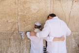 Imagem ilustrativa de pai e filho no Muro das Lamentações. (Foto: Anton Mislawsky/Unsplash)