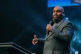 Pastor John Gray é líder da Igreja Relentless. (Foto: Relentless Church/Facebook)