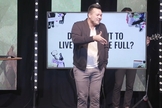 Pastor Aaron Tredway. (Foto: Captura de tela/YouTube Fellowship City Church)