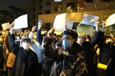 Chineses protestam contra o “Livro Branco”. (Captura de tela: YouTube/CBC News/ The National)