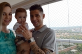 Cicinho ao lado da esposa, Marry e a com a filha Eloah