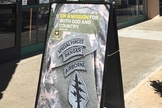 Placa convocava jovens a se alistarem no exército em uma missão "por Deus e pelo país"