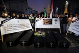 Cristãos Coptas protestam contra a decapitação de 21 cristãos egípcios pelo Estado Islâmico