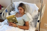 Andressa Urach aproveita repouso da internação para ler um dos volumes da biografia do bispo Edir Macedo