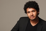 Israel Salazar é integrante do Ministério Diante do Trono e agora está trabalhando no lançamento de seu primeiro CD solo, "Jesus".
