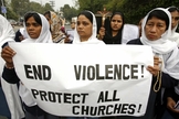 Mulheres paquistanesas reivindicam mais segurança às igrejas. (Foto: Reuters)