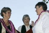 Pastora da PCUSA, Jane Spahr (ao centro) celebra um casamento homossexual, entre Sherrie Holmes (esquerda) e Sara Taylor (direita).