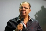 Pastor Josué Gonçalves durante pregação.