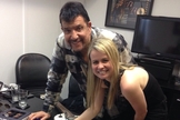 Acompanhada de seu marido, Michael Sullivan, Anayle visitou o escritório da Sony Music Gospel para falar sobre seu novo CD e teve a oportunidade de assinar a já conhecida guitarra da gravadora.