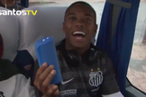 Robinho, atacante do Santos Futebol Clube, cantando a música ‘Espírito Santo’, de Priscilla Alcântara.