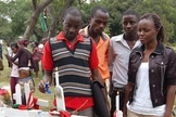 Estudantes da Universidade de Garissa (Quenia) comparecem ao funeral de colegas, mortos durante o ataque terrorista, realizado pelo grupo Al Shabab.
