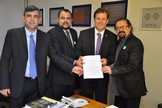 Dr. Jonas Moreno (Diretor de Assuntos para Refugiados e Ajuda Humanitária da ANAJURE), Dr. Uziel Santana (Presidente da ANAJURE), Deputado Federal Leonardo Quintão (Presidente da Frente Parlamentar Mista para Refugiados e Ajuda Humanitária da ANAJURE) e A