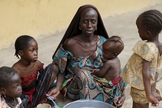 Mulher resgatada do Boko Haram alimenta um de seus filhos no campo de refugiados, na Nigéria.