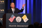 Greg Abbott tem 57 anos e afirma que é prova viva de que Deus responde às orações daqueles que O adoram.