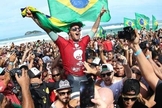 Filipe Toledo é um dos grandes nomes do surfe mundial atualmente, junto a outros jovens como Gabriel Medina.