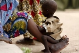 Centenas de pessoas foram resgatadas pelo exército nigeriano e agora estão sendo mantidas em um acampamento, em Yola (Nigéria)