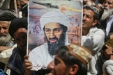 Apoiador do grupo extremista paquistanês 'Jamiat-e-ulema-e-Islam' segura cartaz com foto do ex-líder da al-Qaeda, Osama bin Laden, durante manifestação contra a ação dos Estados Unidos no Oriente Médio