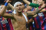 Neymar Jr. usa a faixa com a expressão '100% Jesus' na final da Champions League a imagem repercute em sites e jornais de todo o mundo.