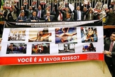 Deputados Evangélicos e católicos expõem cartazes com imagens de protestos que ofenderam o cristianismo, com a profanação de ícones religiosos.