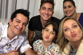 Regis Danese é cantor e compositor reconhecido no meio gospel nacional e recebeu a apresentadora Eliana em sua casa.