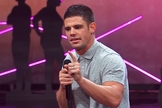 Pastor Stevn Furtick durante pregação na igreja 'Elevation', no estado da Carolina do Norte (EUA)