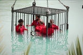 Cinco deles foram colocados dentro de uma gaiola, que foi submersa numa piscina, e morreram afogados. (slamic State/Wilayat Nineveh)