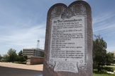Monumento que faz menção aos 10 Mandamentos está instalado no terreno do Capitólio de Oklahoma (EUA).