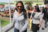 Daiana Gama se entrega na DEHS ao lado da vereadora Pastora Luciana. (Foto: Jair Araújo)