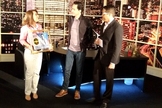 Joe Vasconcelos recebe das mãos de Ana Paula Porto o Disco de Ouro (Foto: Divulgação)