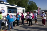 Caminhão adaptado do ministério 'Cinco & Dois Food Truck' serve café da manhã para necessitados no Texas (EUA)  