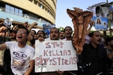 Manifestantes protestam contra perseguição a cristãos no Egito.