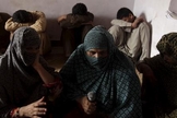 Crianças cujas famílias dizem que elas foram abusadas, escondem seus rostos (ao fundo), enquanto suas mães são entrevistadas por um correspondente da Reuters, em Husain Khan Wala, província de Punjab, Paquistão. (Foto: Reuters)