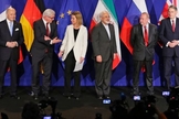 Representantes do Irã e potências ocidentais em celebração de acordo nuclear.