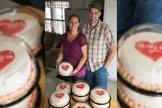 Melissa e Aaron Klein decidiram enviar bolos a 10 organizações LGBT dos Estados Unidos. (Foto: Charisma News)