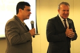 Pastor Viktor Hamm (à direita) fala aos pastores, durante encontro para tratar de assuntos relacionados ao Festival de Esperança, em Fortaleza (CE)