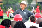 Técnico Mark Richt fala aos atletas de seu time (Foto: Macon)