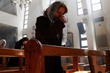 Mulher cristã assíria ora por seus compatriotas sequestrados. (Foto:  REUTERS/OMAR SANADIKI)