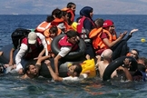 Sírios e afegãos resgatados após embarcação que levava cerca de 100 pessoas naufragar nas proximidades da ilha grega. (Foto: Alkis Konstantinidis/Reuters)
