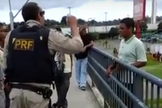 Policial convence homem a não cometer suicídio em um viaduto. (Foto: Reprodução/ Youtube)
