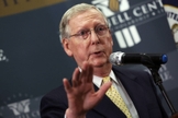 Senador Mitch McConnell's é republicano e representante do Estado de Kentucky.