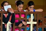 Cristãs coptas assistem a um culto dominical em uma igreja no sul do Cairo, em 3 de maio de 2015. (Foto: Reuters)