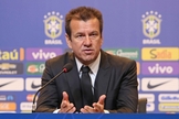 Durante uma coletiva de imprensa, Dunga se mostrou visivelmente incomodado com o episódio.