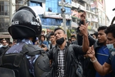 Manifestantes entram em conflito com a polícia no Nepal.
