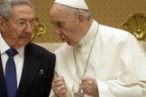 Papa Francisco conversa com Raúl Castro, durante visita do presidente cubano ao Vaticano (Foto: Reuters)